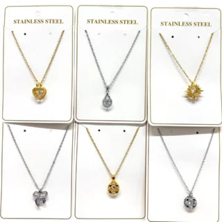 Collar con dije y strass colgante