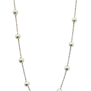 Collar dorado con perlas